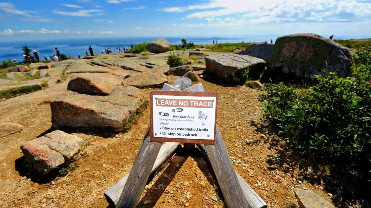 Image of a clean rockhounding site with a Leave No Trace sign